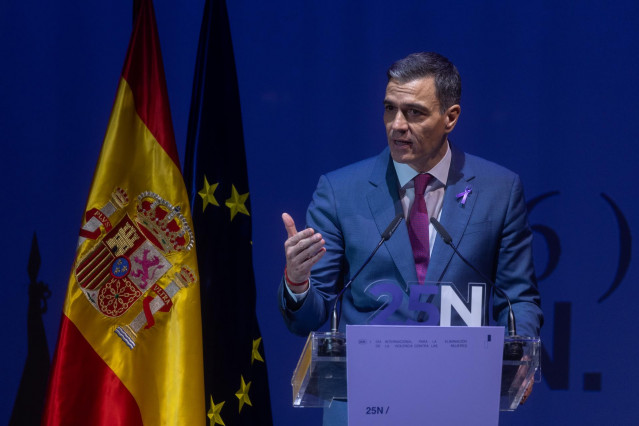 Arxiu - El president del Govern, Pedro Sánchez, intervé durant un acte amb motiu del Dia Internacional per a l'Eliminació de la Violència contra les Dones, al Teatre Pavón, a 25 de novembre de 2024, a Madrid (Espanya).