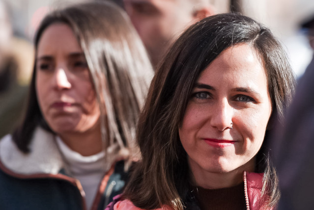 (I-D) La secretària política de Podem, Irene Montero, i la secretària general de Podem, Ione Belarra, als Jutjats de Plaça de Castella, a 28 de gener de 2025, a Madrid (Espanya).