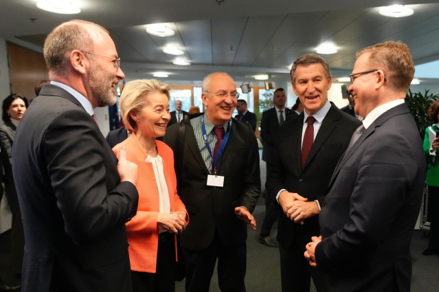 Arxiu - El líder del PP, Alberto Núñez Feijóo, participa en una reunió del PPE a Berlín. L'acompanyen, entre d'altres, la presidenta de la Comissió Europea, Ursula von der Leyen, i el president del PPE, Manfred Weber.