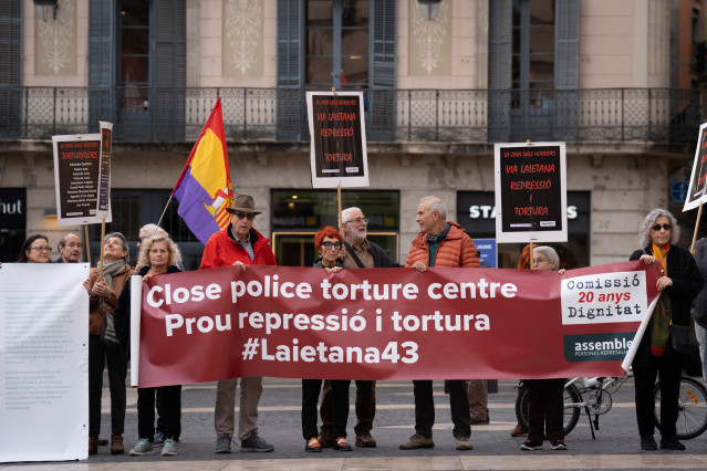 Arxiu - Concentració a la plaça Sant Jaume de Barcelona reclamant el tancament de la Prefectura de la Policia Nacional de la Via Laietana