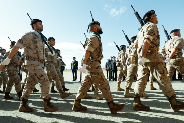 Diversos militars desfilen durant l'acte en commemoració del 77è aniversari del primer llançament paracaigudista militar a Espanya, a l'Escola Militar de Paracaigudisme Méndez Parada, a 23 de gener de 2025, a Alcantarilla, Múrcia (Espanya).