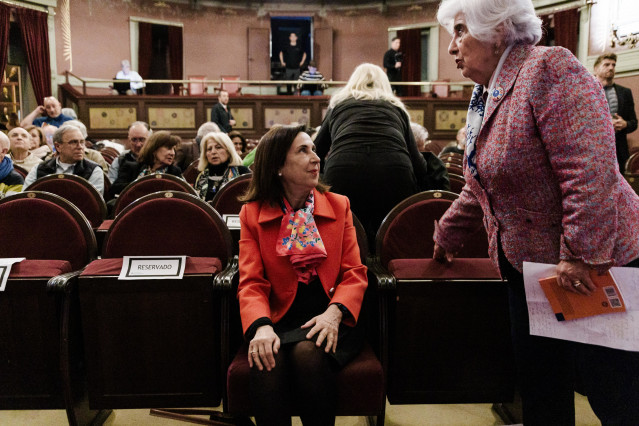 La ministra de Defensa, Margarita Robles, assisteix a l'Ateneu de Madrid a la presentació del llibre 'La justícia dels jutges', de Pascual Ortuño. A la dreta, la presidenta del PSOE-M, Paca Sauquillo.