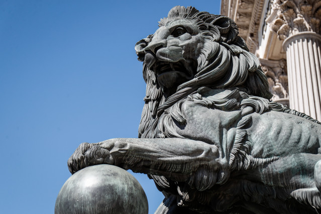 Arxiu - Un dels emblemàtics lleons que es troben davant de la façana del Congrés dels Diputats a la Plaça de les Corts de Madrid.