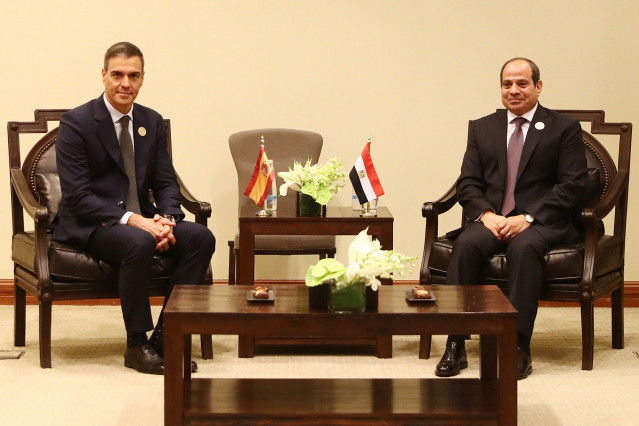 Archivo - El presidente del Gobierno, Pedro Sánchez (i), con el presidente de Egipto, Adbel Fatah al Sisi (d), en el Centro de convenciones Rey Hussein Bin Talal, a 11 de junio de 2024, en Sweimeh (Jordania).