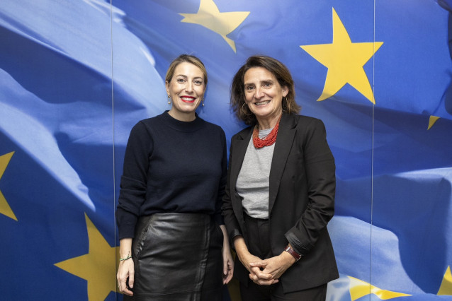 La presidenta de la Junta de Extremadura, María Guardiola, y la vicepresidenta de la Comisión Europea Teresa Ribera, en su encuentro en Bruselas