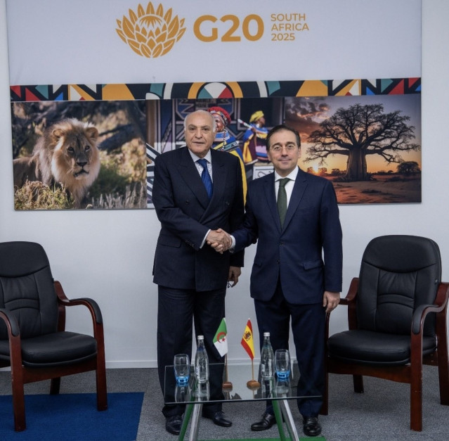 El ministro de Asuntos Exteriores, UE y Cooperación, José Manuel Albares, y el ministro de Exteriores de Argelia, Ahmed Attaf, se reúnen en los márgenes de la cumbre del G20 en Johannesburgo (Sudáfrica)