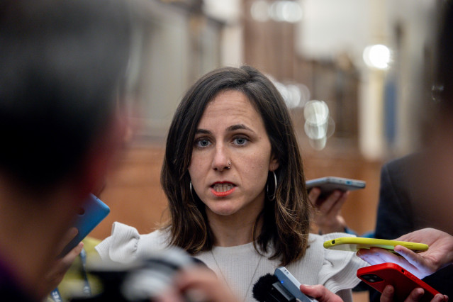 La secretaria general de Podemos, Ione Belarra, atiende a los medios de comunicación a su llegada a un pleno en la Cámara Baja, a 11 de febrero de 2025, en Madrid (España). .