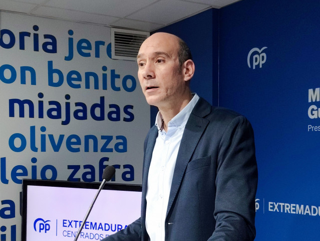 El portavoz del PP de Extremadura, José Ángel Sánchez Juliá, en una rueda de prensa en Mérida.