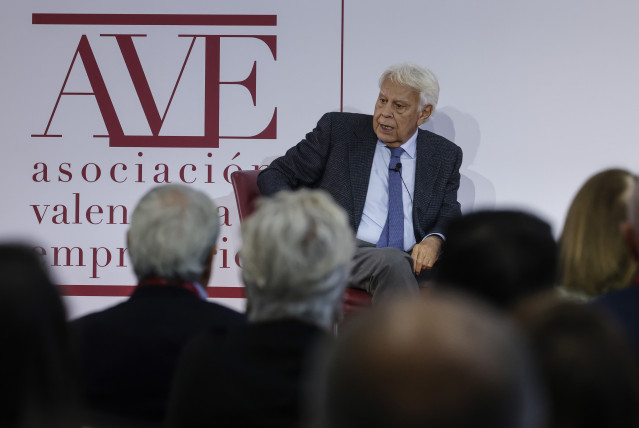 El expresidente del Gobierno, Felipe González, interviene durante la asamblea general de la Asociación Valenciana de Empresarios (AVE), en l'Alqueria del Basket, a 26 de febrero de 2025, en Valencia, Comunidad Valenciana (España).