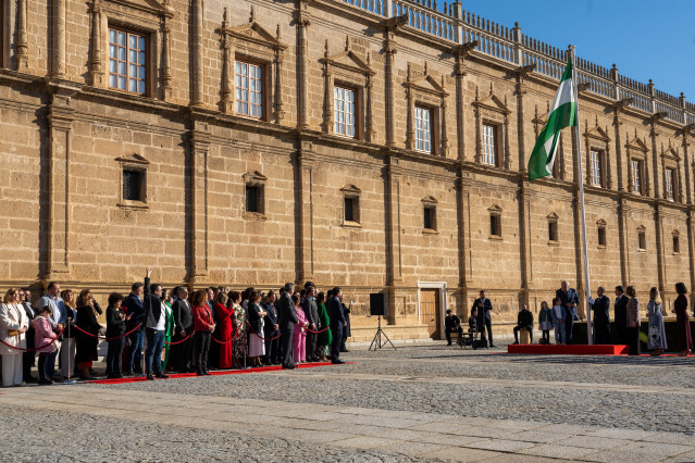 Archivo - El presidente del Parlamento de Andalucía, Jesús Aguirre iza la bandera de Andalucía acompañado de dos niños, a 28 de febrero de 2024 en Sevilla, Andalucía (España). (Foto de archivo).