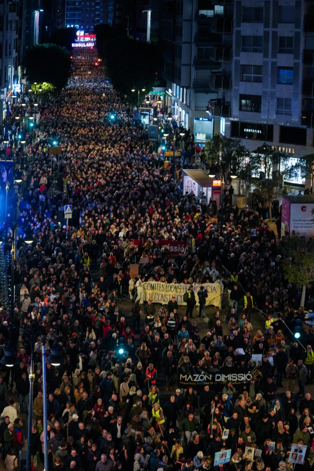 Miles de personas durante una manifestación para exigir la dimisión de Mazón, a 1 de marzo de 2025, en Valencia, Comunidad Valenciana (España).