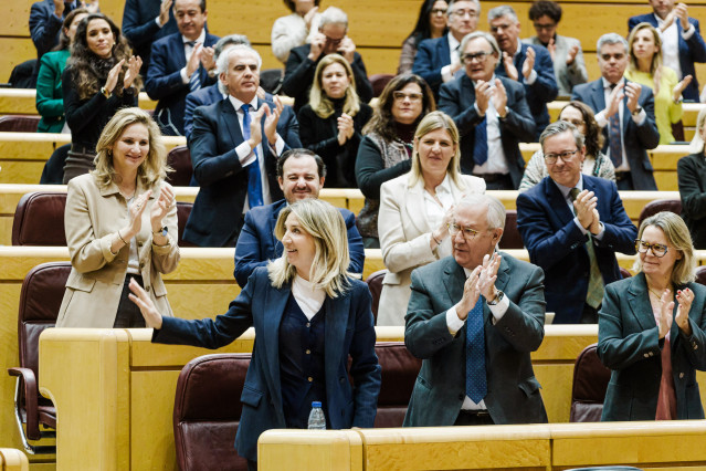 Archivo - Los senadores populares aplauden a la portavoz del PP en el Senado, Alicia García, durante una sesión plenaria extraordinaria, en el Senado, a 28 de enero de 2025, en Madrid (España).  El Senado celebra un pleno extraordinario para debatir y vot