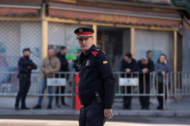 El jefe de los Mossos d'Esquadra, Josep María Estela, durante la visita al Tour del Talento de Fundación Princesa de Girona (FPdGi), en la Asociación Educativa Ítaca y La Farga, en L'Hospitalet de Llobregat, a 3 de febrero de 2025, en Barcelona, Catalunya