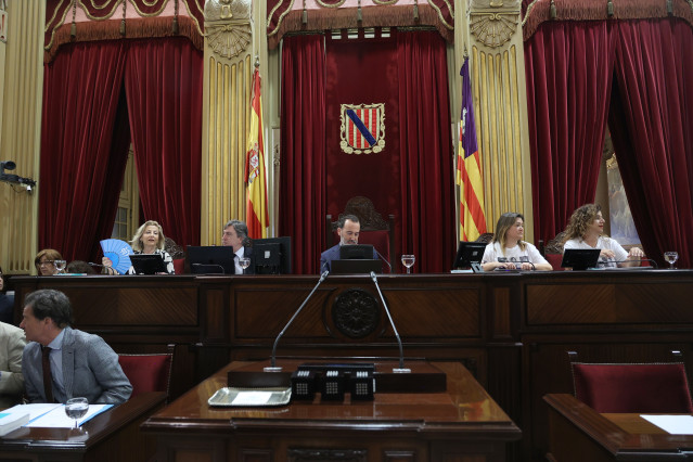 Archivo - El presidente del Parlament, Gabriel Le Senne, y los miembros de la Mesa del Parlament en un pleno.