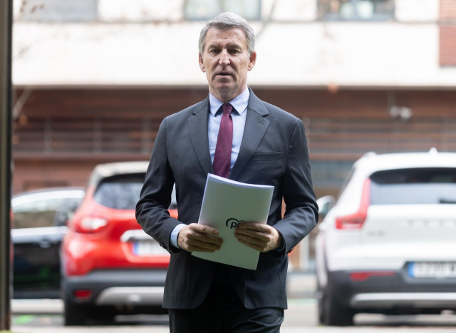 El presidente del PP, Alberto Núñez Feijóo, a su llegada a la asamblea electoral de la Federación Nacional de Asociaciones de Trabajadores Autónomos (ATA), en el Hotel Meliá Castilla, a 3 de marzo de 2025, en Madrid (España). El actual presidente de ATA y