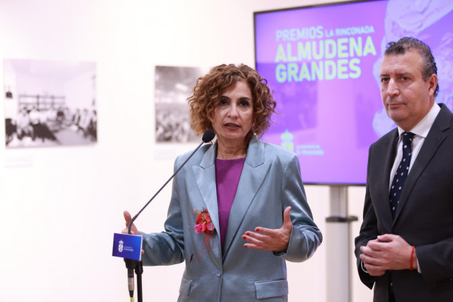 La vicepresidenta primera del Gobierno y ministra de Hacienda, María Jesús Montero, atiende a los medios antes de presidir el acto de entrega de los Premios de Novela y Ensayo 'Almudena Grandes'. A 06 de marzo de 2025, en La Rinconada, Sevilla (Andalucía,