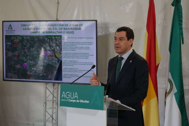 El presidente de la Junta de Andalucía, Juanma Moreno, durante la inauguración de la conducción del abastecimiento a la zona norte de San Roque.