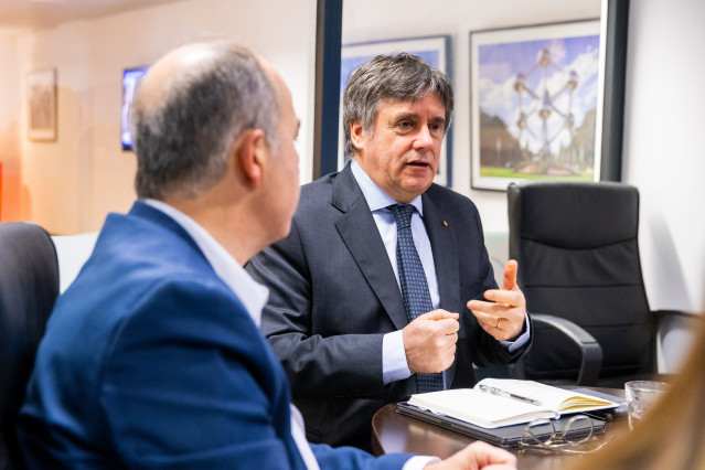 Archivo - El líder de Junts, Carles Puigdemont, durante una reunión con miembros del partido, a 17 de enero de 2025, en Bruselas (Bélgica).