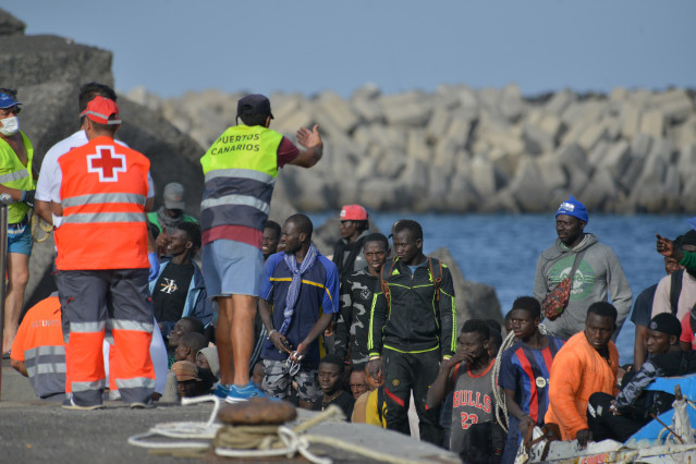 Archivo - Los servicios sanitarios reciben una patera, en el muelle de La Restinga