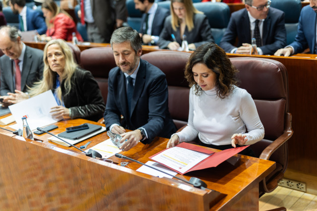 La presidenta de la Comunidad de Madrid, Isabel Díaz Ayuso, y el consejero de Presidencia, Miguel Ángel García Martín, durante un pleno en la Asamblea de Madrid, a 13 de marzo de 2025, en Madrid (España).