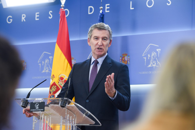 El presidente del Partido Popular, Alberto Núñez Feijóo, comparece ante los medios tras la reunión en La Moncloa con el presidente del Gobierno, Pedro Sánchez, en el Congreso de los Diputados, a 13 de marzo de 2025, en Madrid (España).