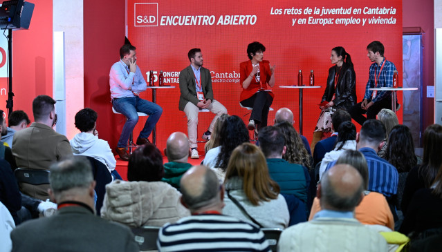 La ministra Elma Saiz en el encuentro celebrado en Santander