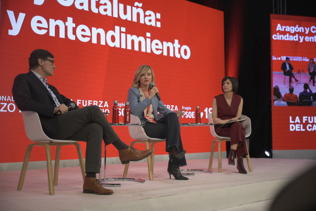 El primer secretario del PSC y presidente de la Generalitat de Cataluña, Salvador Illa, y la secretaria general del PSOE Aragón y ministra de Educación,  Pilar Alegría.