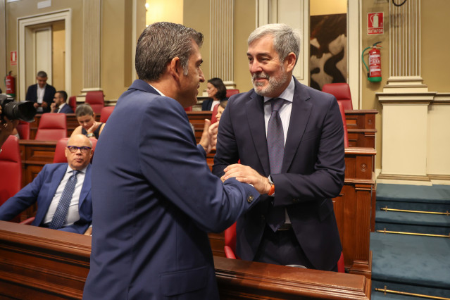 Archivo - El presidente del Partido Popular (PP) de Canarias, y vicepresidente del Gobierno, Manuel Domínguez, saluda al presidente, Fernando Clavijo