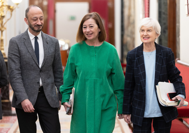 (I-D) El vicepresidente primero de la Mesa del Congreso, Alfonso Rodríguez Gómez de Celis; la presidenta del Congreso, Francina Armengol y la secretaria segunda de la Mesa del Congreso, Isaura Leal.