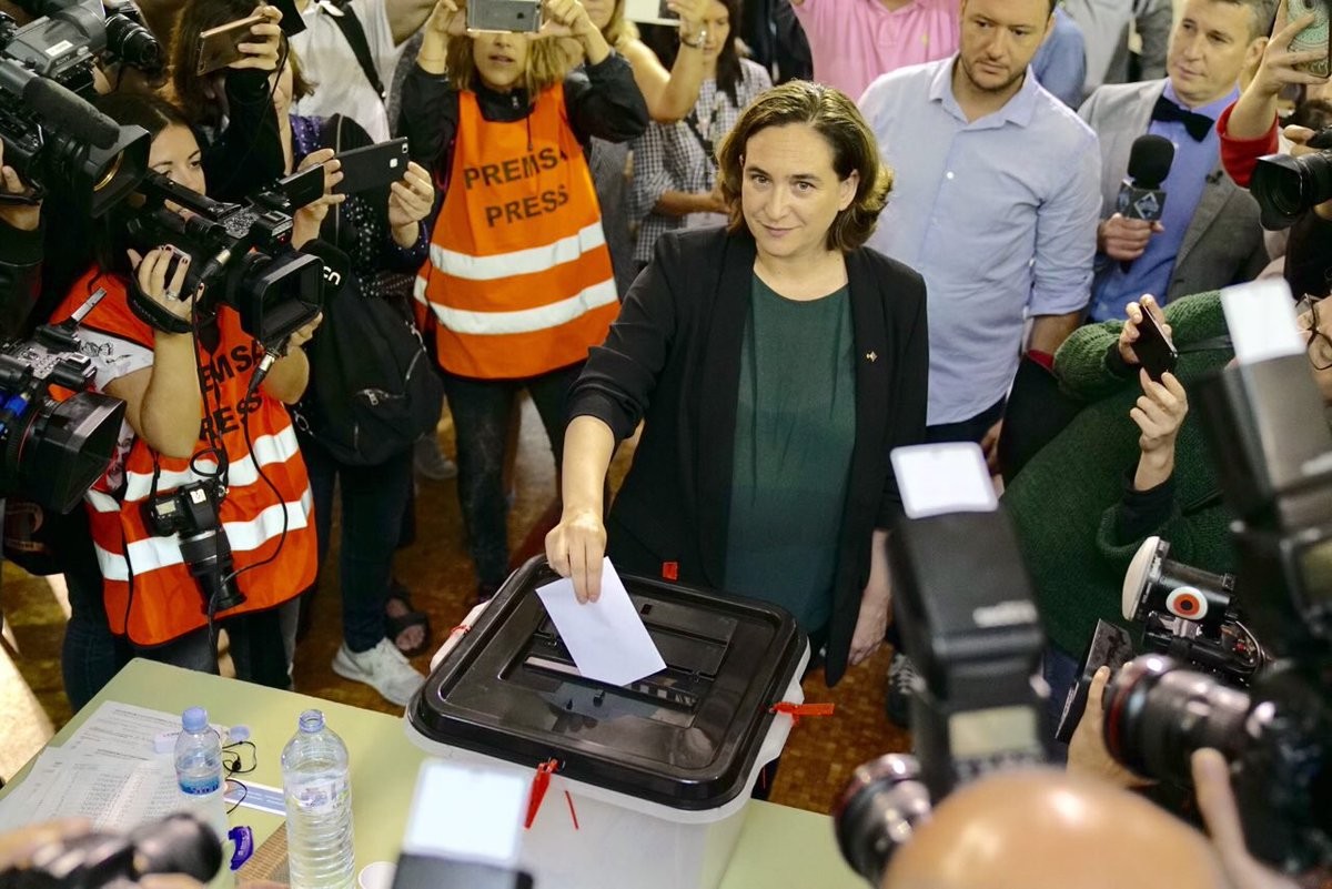 Ada Colau vota referèndum il·legal