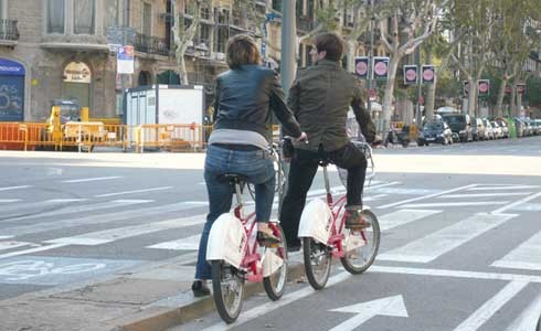 Parella en bicing al Passeig Sant joan