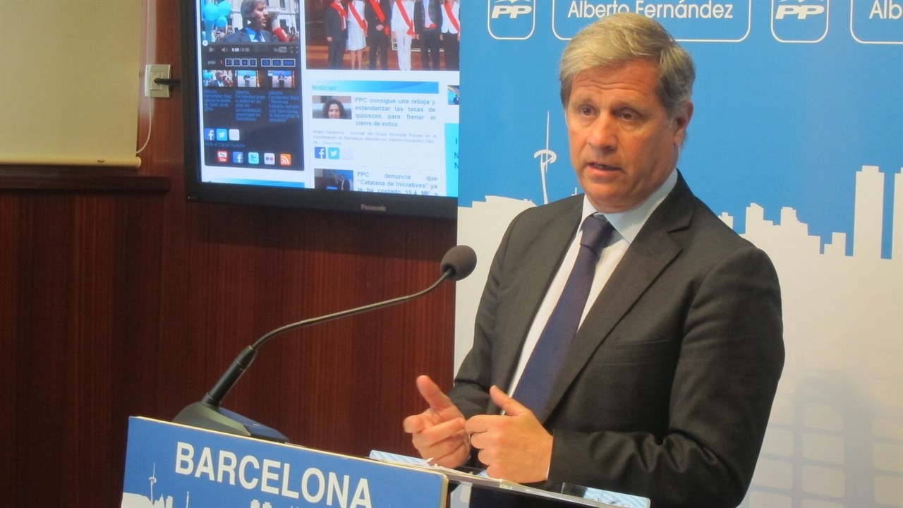 El president del grup municipal del PP a l'Ajuntament de Barcelona, Alberto Fernández, durant un discurs