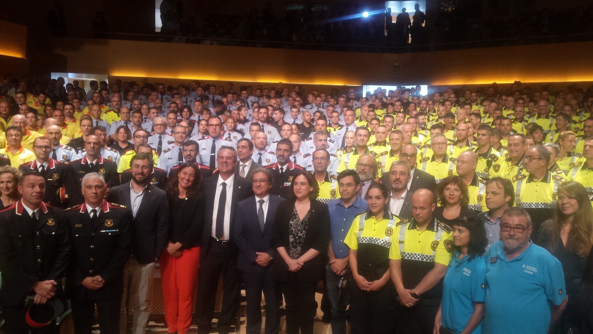 Medalla merit civic guàrdia urbana mossos Ada Colau