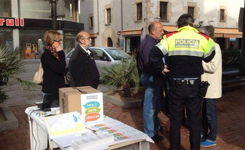 Els mossos retirant les urnes del multireferendum