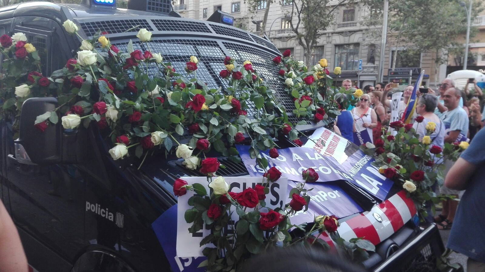 Mossosfloresmanifestacionbarcelona